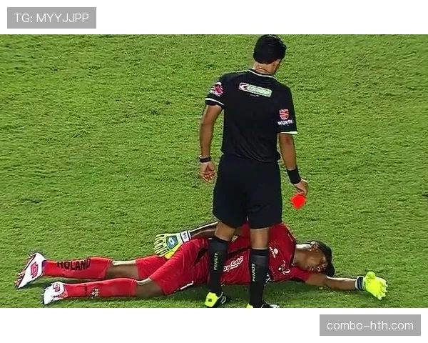 抢门将手中球为何直接判犯规？规则拆解