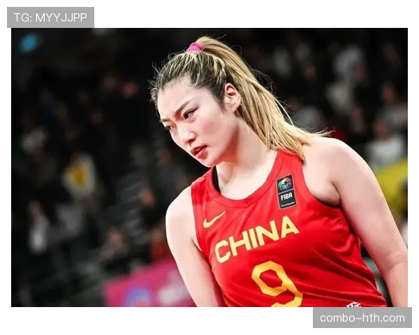 李梦球场拼到不讲理，出机场却像精品店走秀，看到她那随身包我差点怀疑人生