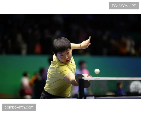 孙颖莎训练完随手啃个苹果，这自律程度我连她水杯都配不上